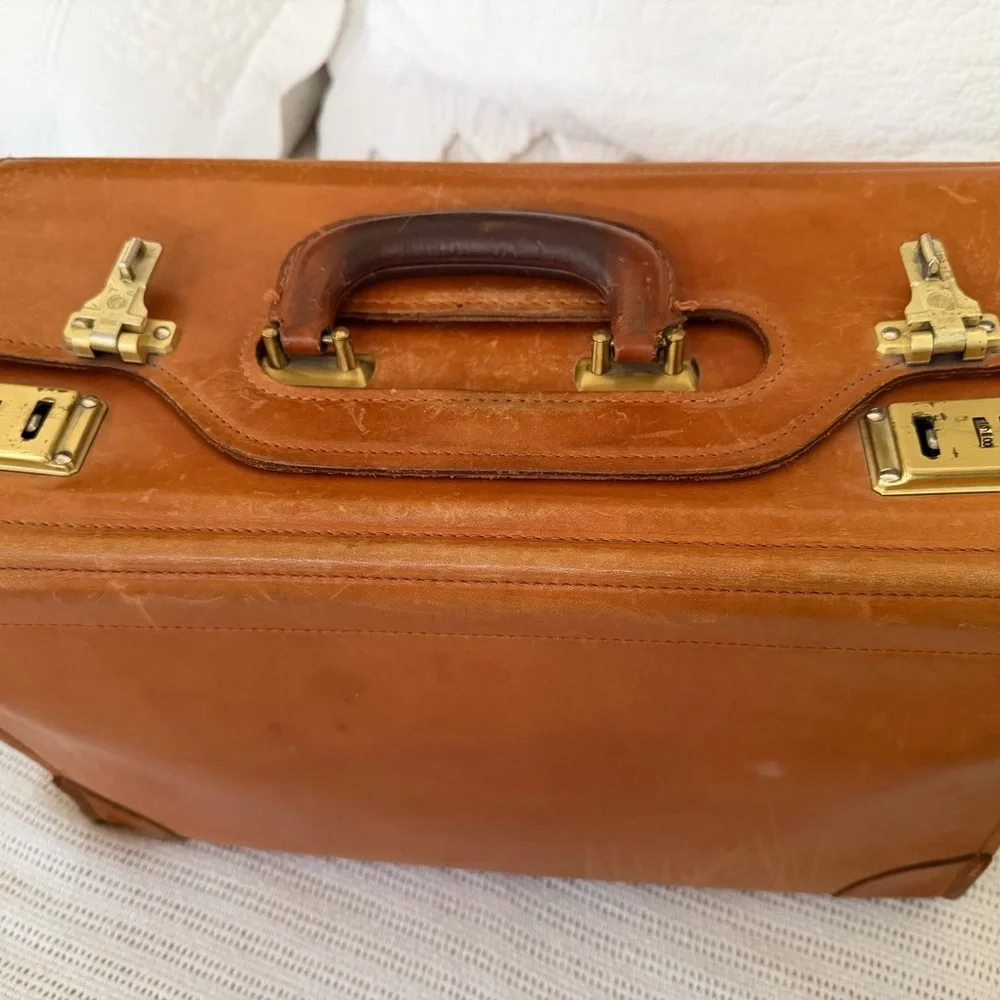 Elegant vintage pegasus Tan Leather suitcase